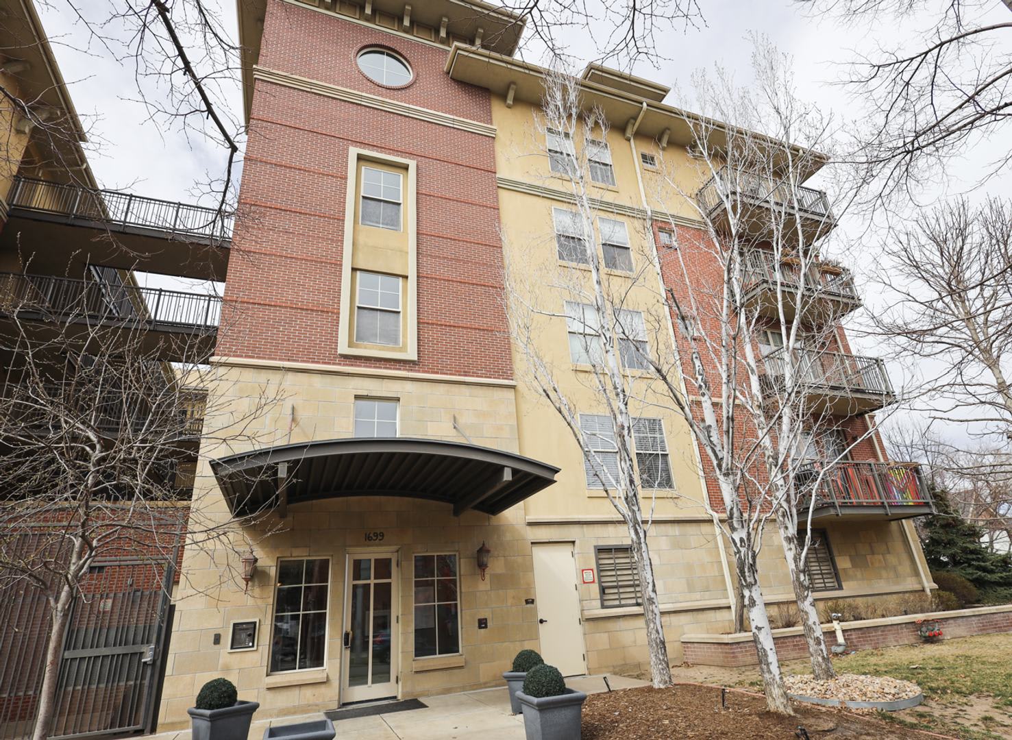 Penthouse Unit Location Location Location Featuring Vaulted Ceilings Major Updates And Move In Special – photo 2