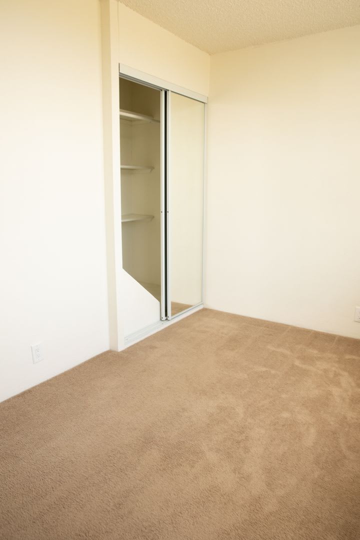 2 BR/ 1 Bath Low- rise Apartment – photo 1