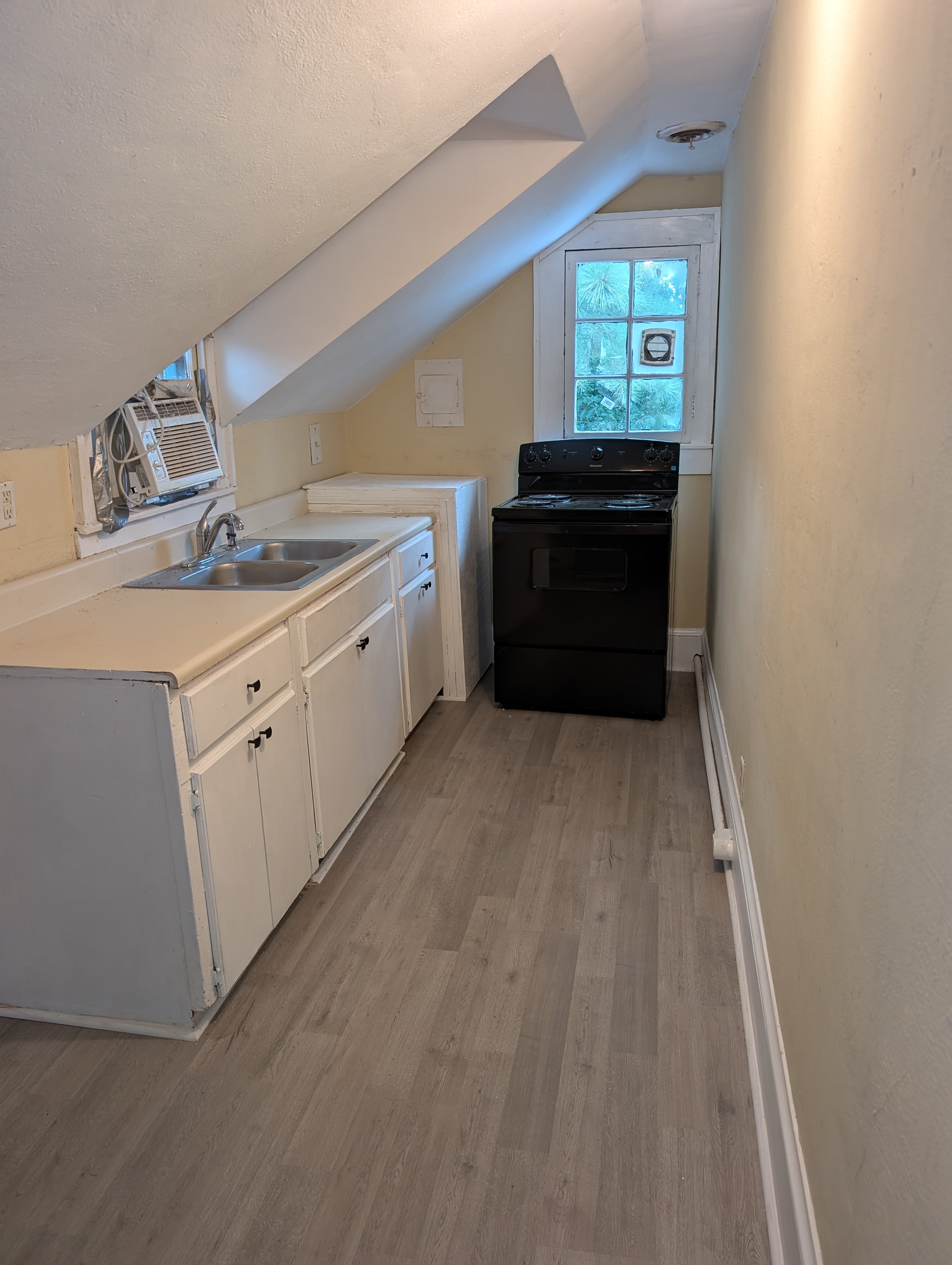 1009 Vance St N – photo 4