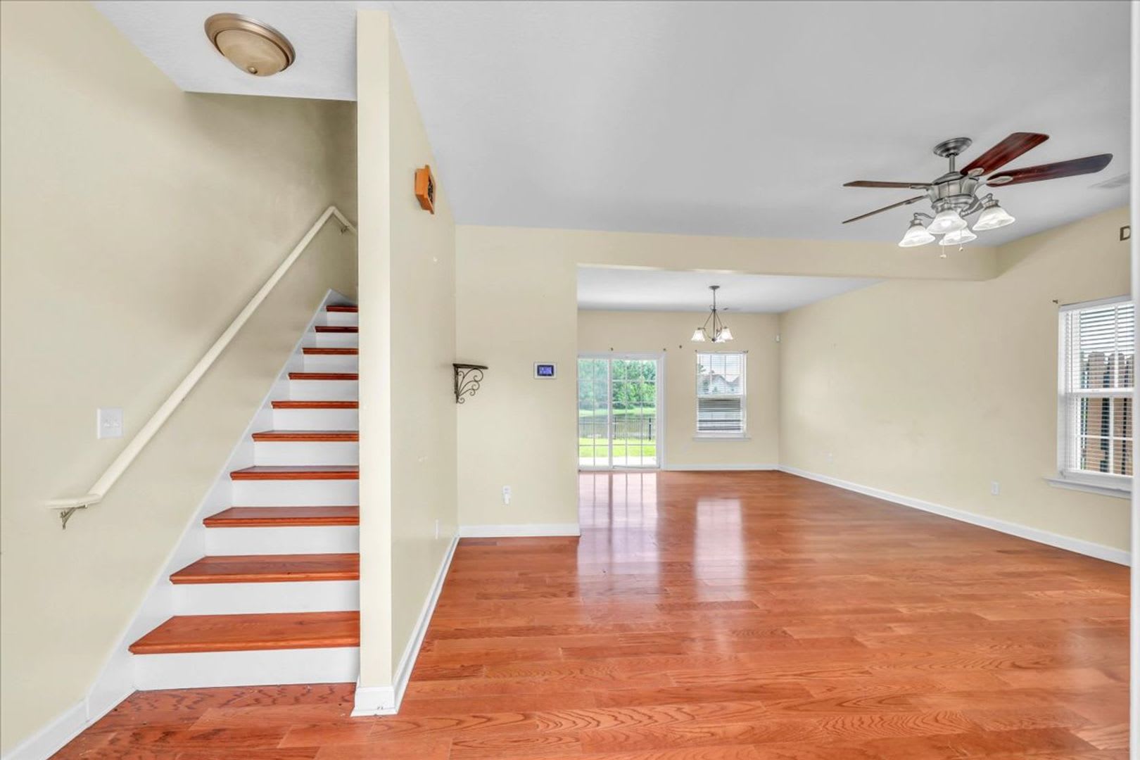 Spacious 4 Bed 2 5 Bath In White Oak – photo 2