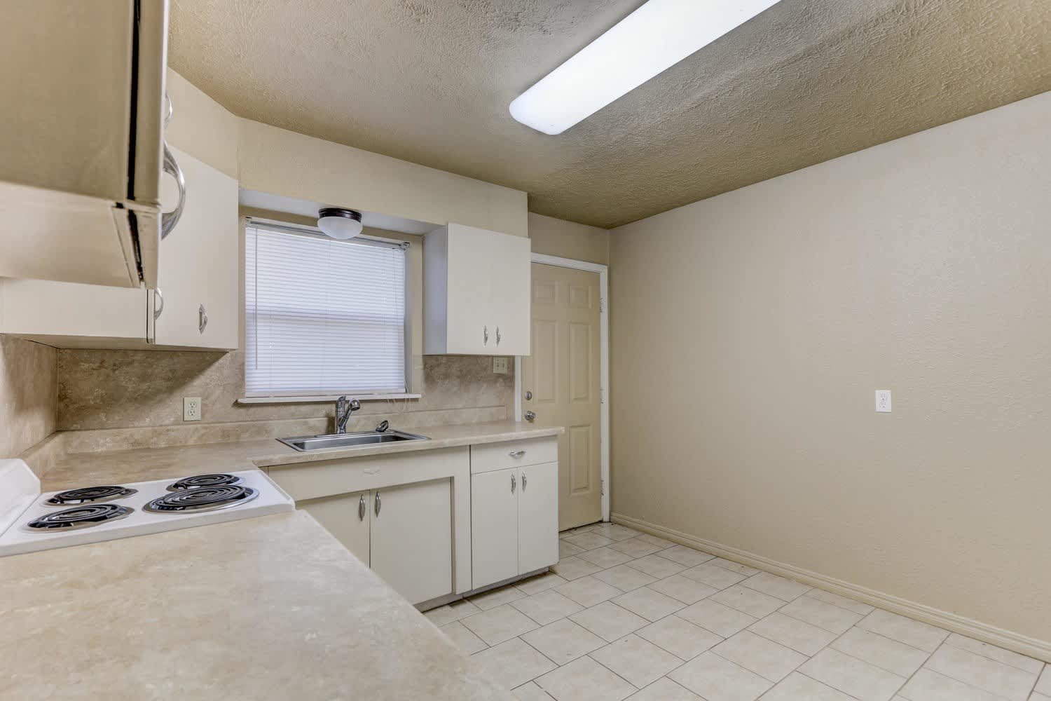 Charming 2-Bedroom Home with Spacious Backyard & Great Location – photo 3