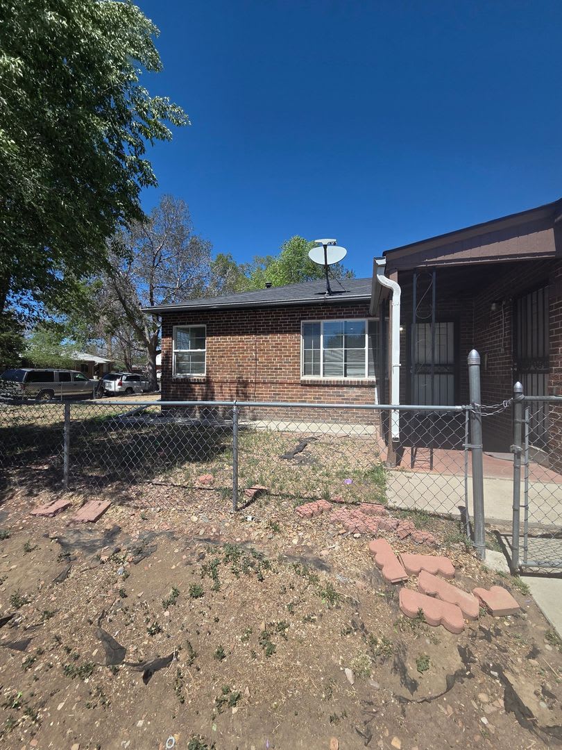 Charming 2BR Duplex in Aurora – photo 2