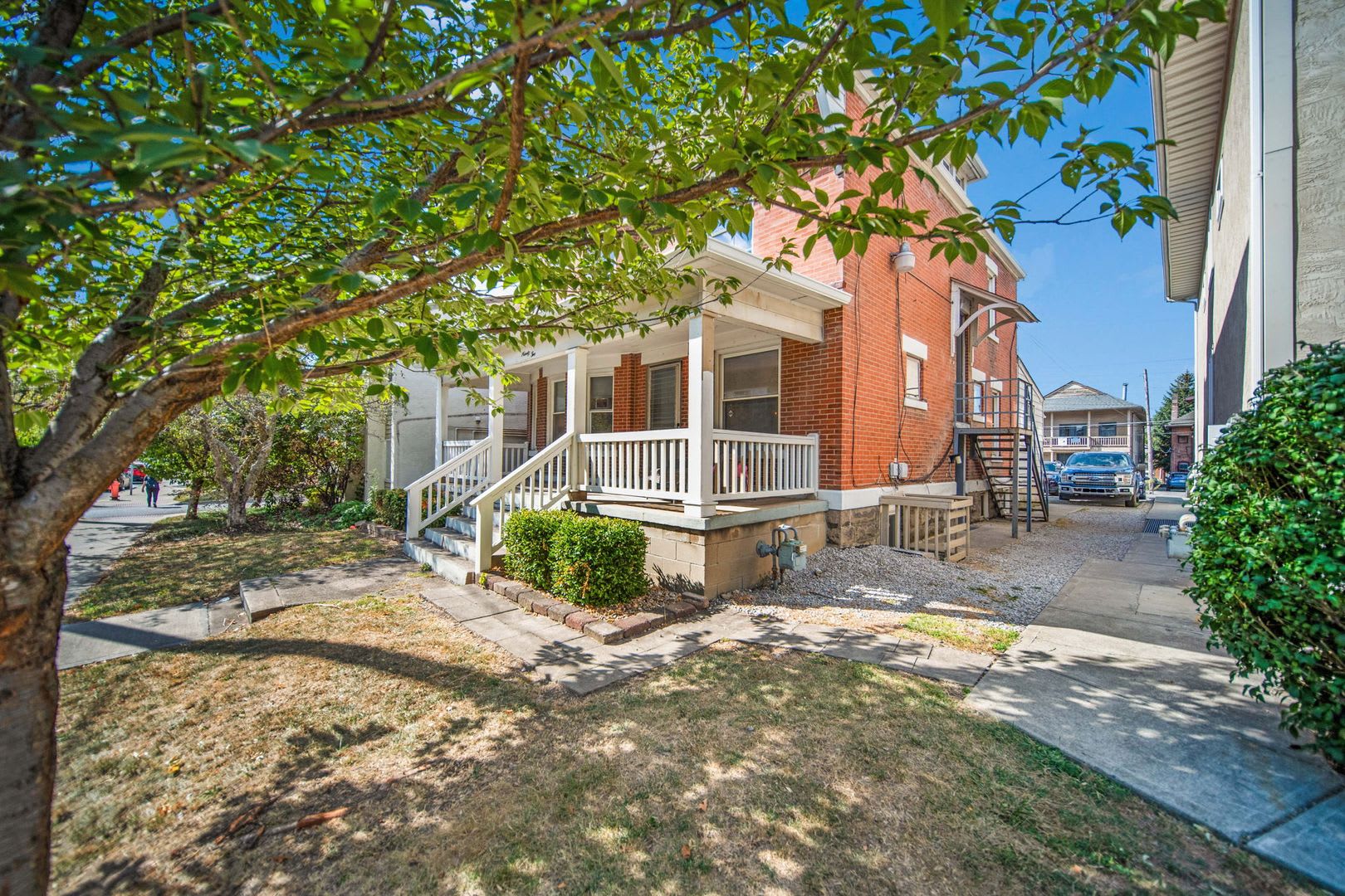 Massive 10 Bedroom Newly Renovated House Perfect for Students, Greek Life, Clubs, and More! – photo 4