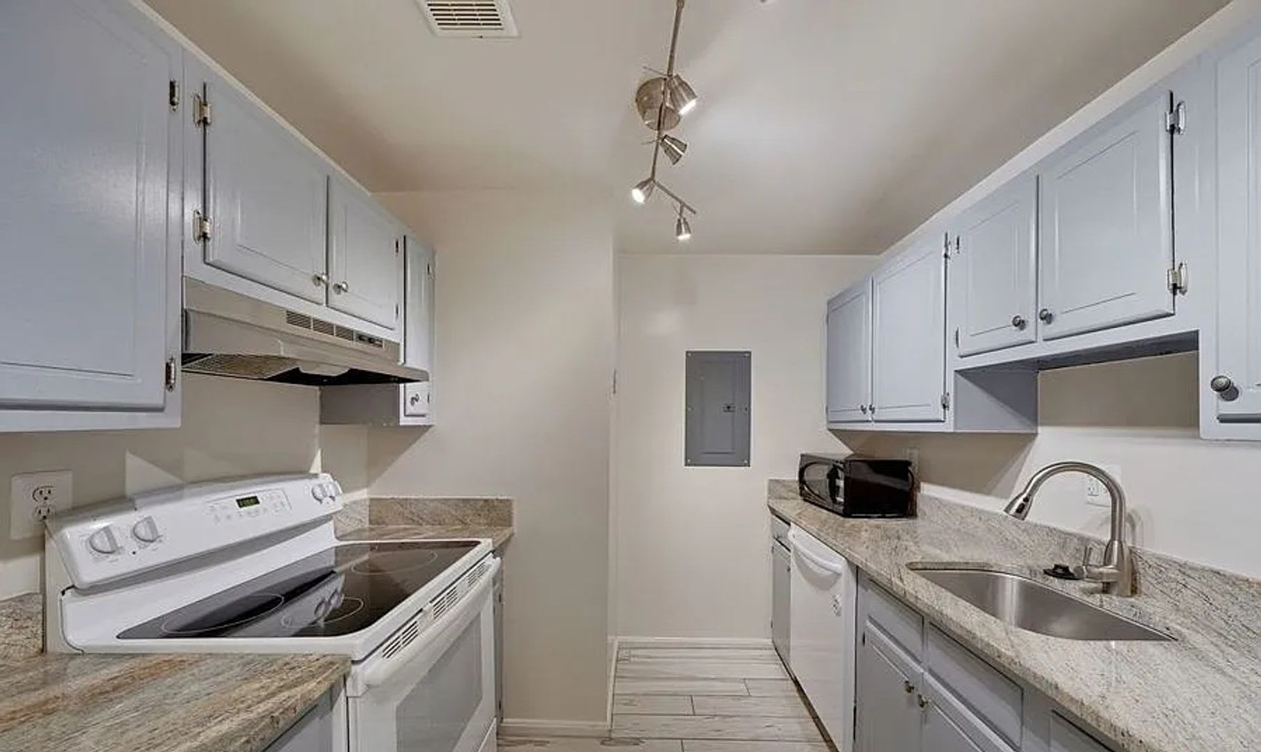 Bright Spacious 3Br 2Ba In The Heart Of Columbia Heights – photo 4