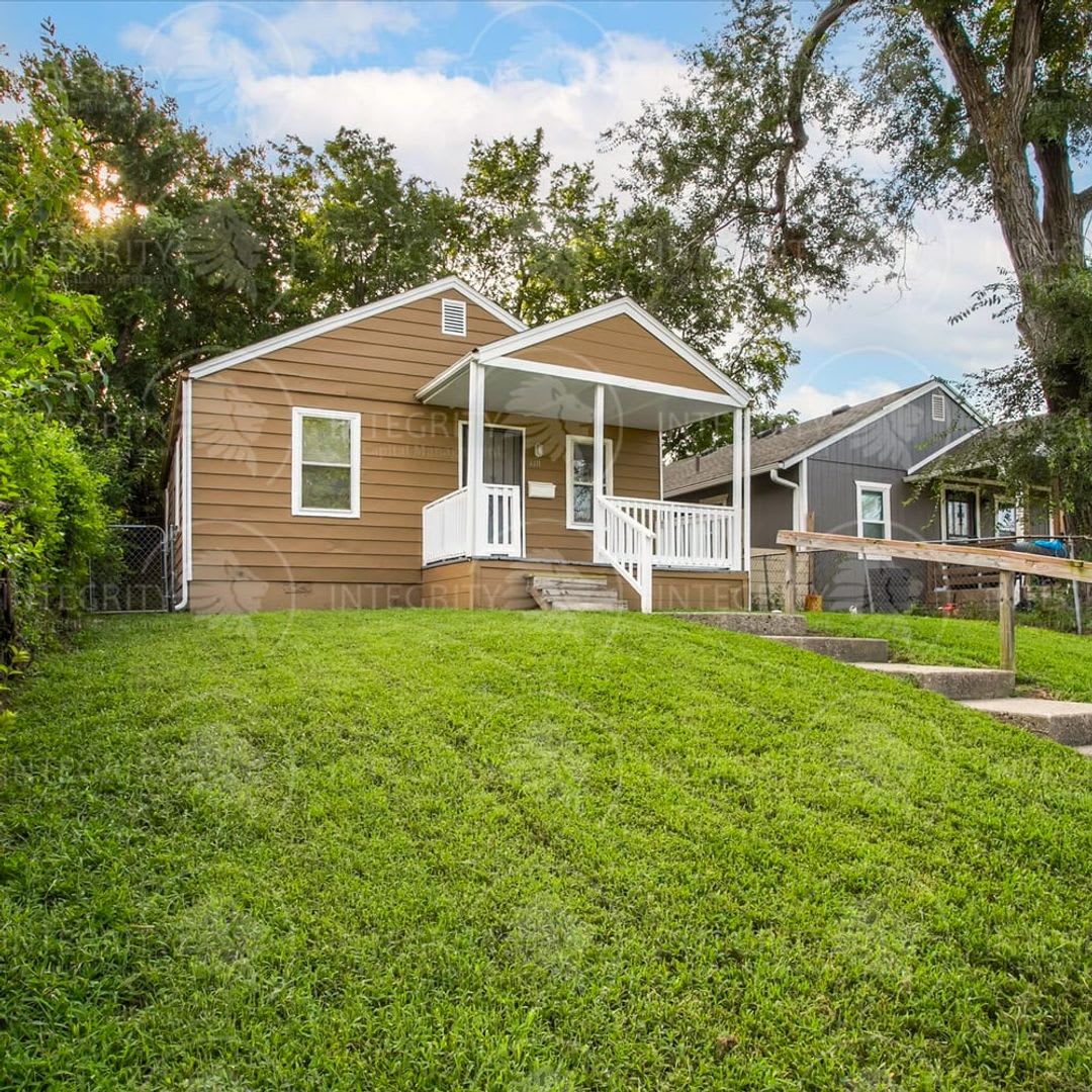 You Had Us At Hardwood Floors 4411 South Benton – photo 1