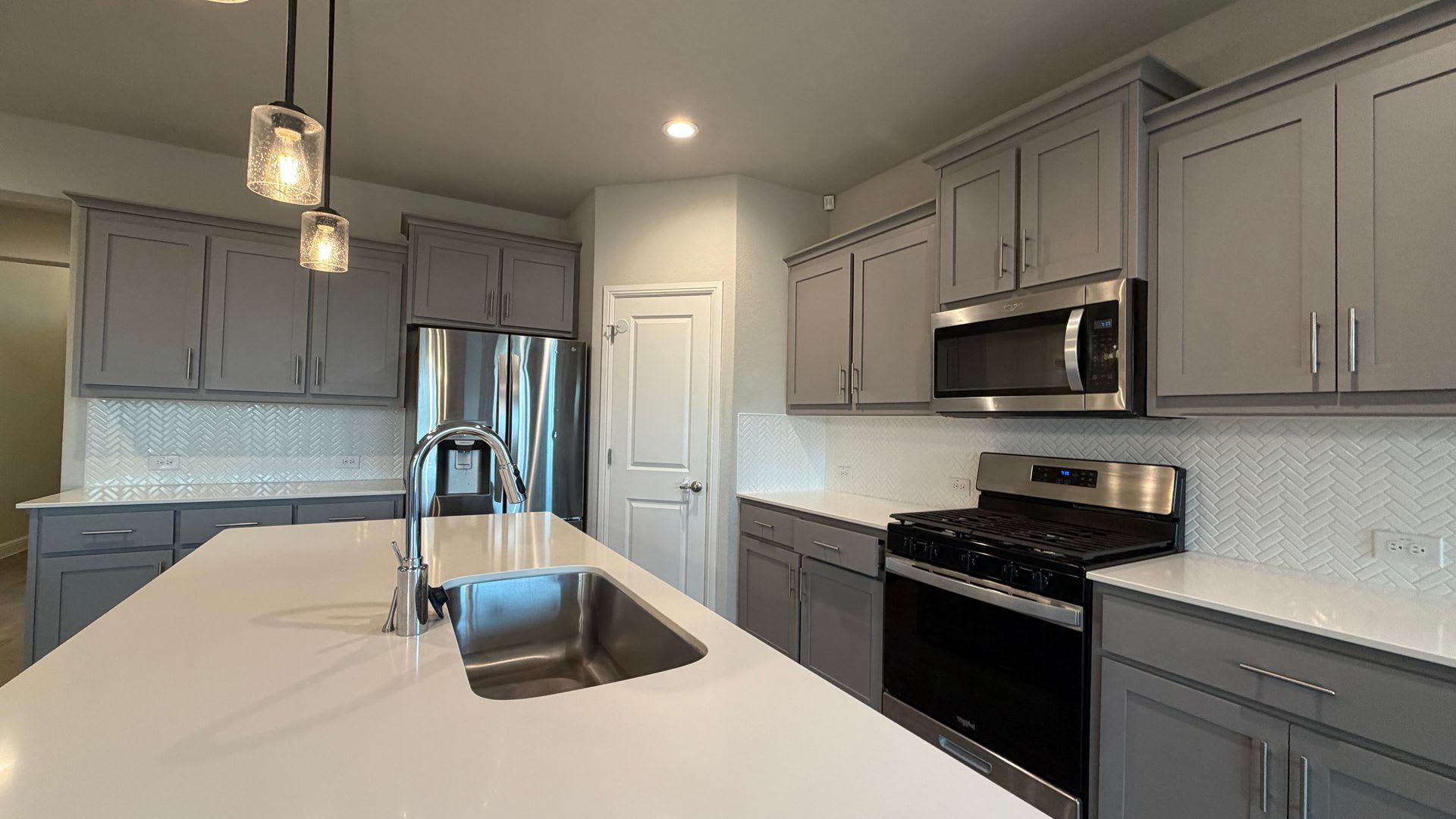 Spacious New Build In Krum School Ready For Move-In – photo 2