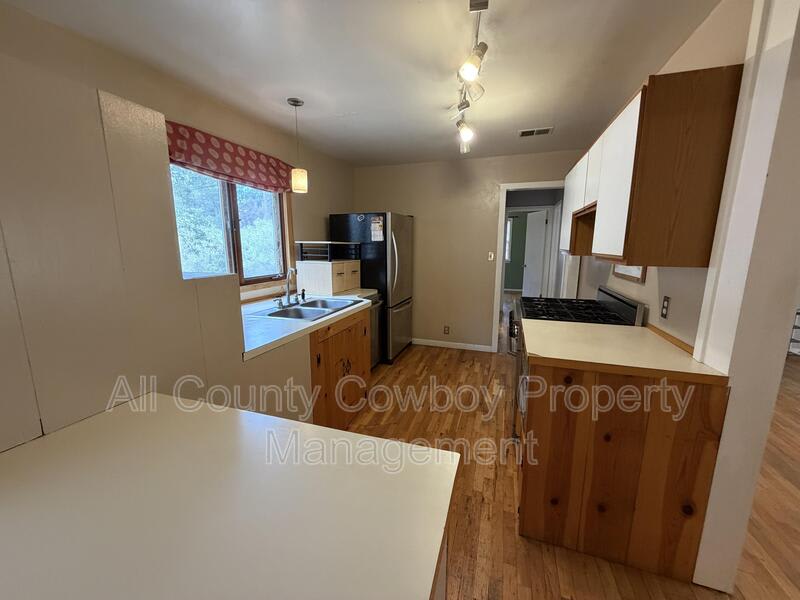 1407 Ord St – photo 3