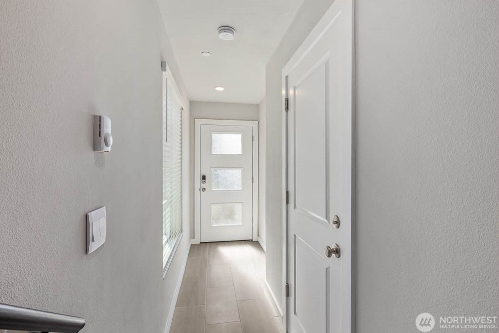 3bd/2.5ba Lynnwood Townhome – photo 3