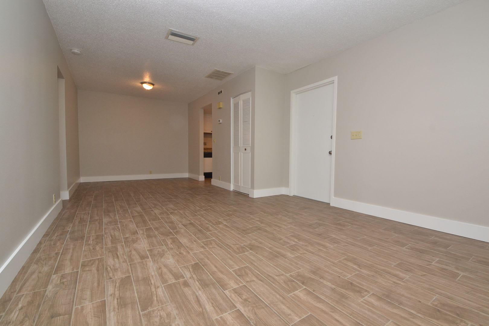 Nicely Updated 1/1 Condo in Winter Springs ~ Wood Plank Tile Floors and Large Screened Patio! – photo 5