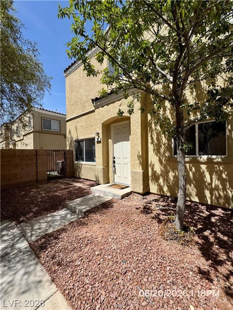 Spacious 3-Bedroom Townhome with Private Yard & Community Pool – photo 2