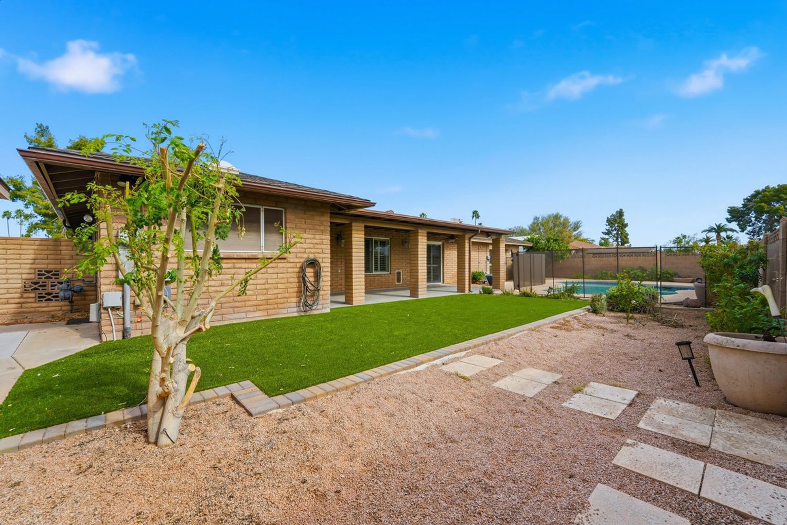 Welcome to this beautiful 4-bedroom, 3-bathroom home with a sparking pool in Tempe Arizona! – photo 1