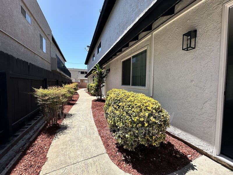 810 S Flower St. – photo 4