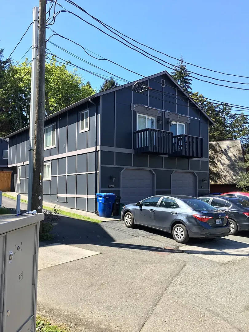 Spacious 3-Bed Townhome with Private Yard & Garage – photo 2