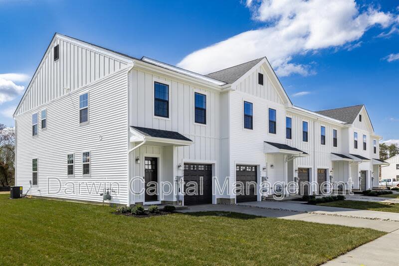 996 Woodview Court – photo 3