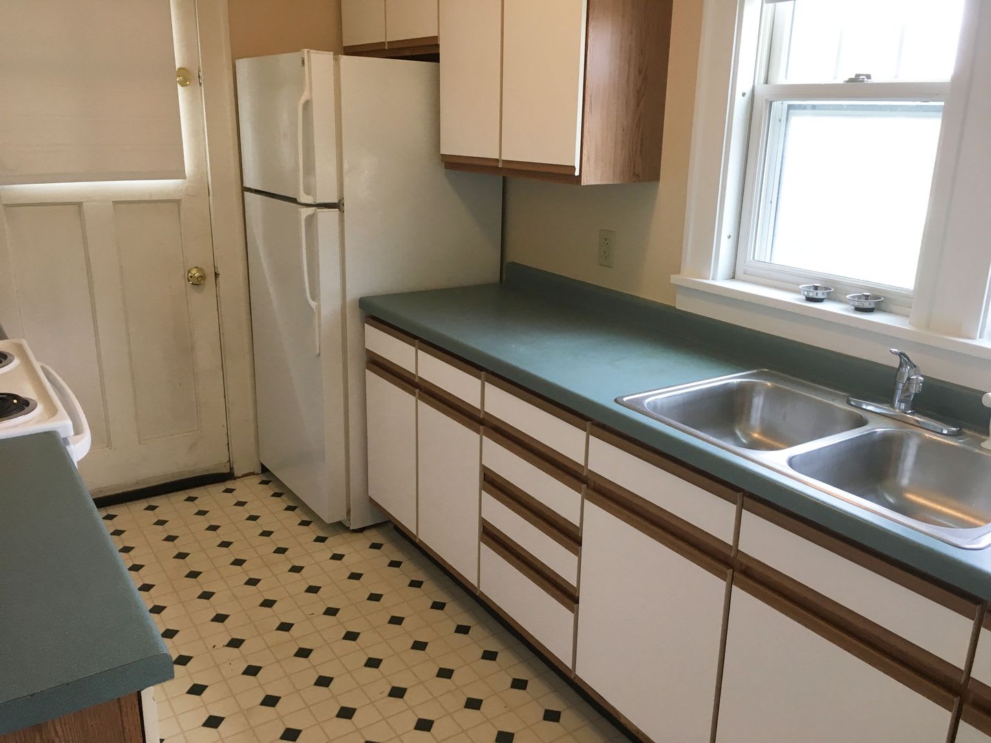 3 Bedroom Single Family Home w/ Hardwood Floors – photo 2