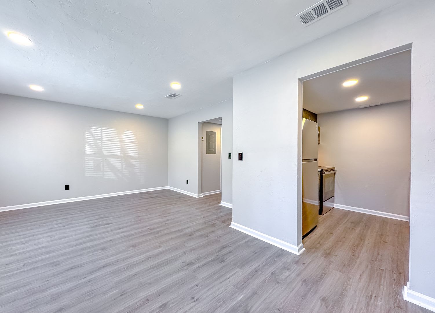 COMPLETLEY RENOVATED 1/1 FOR ONLY 1100$ – photo 1