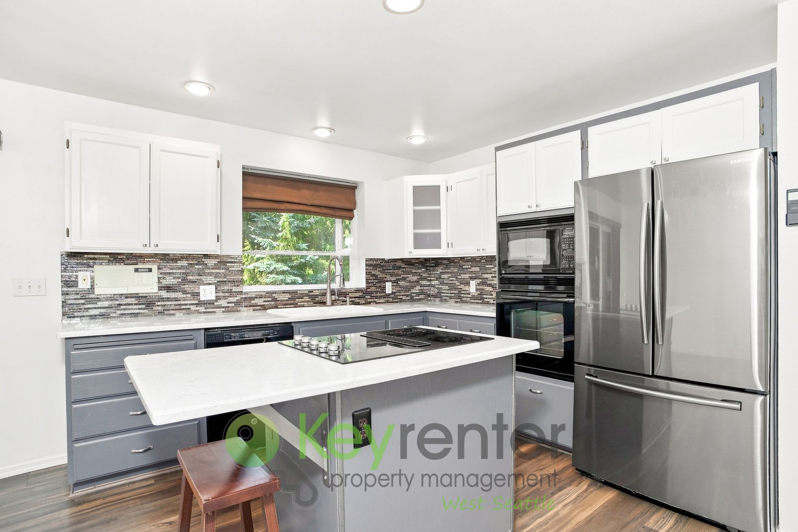 Spacious 4 Bedroom With Two Car Garage And Balcony – photo 2