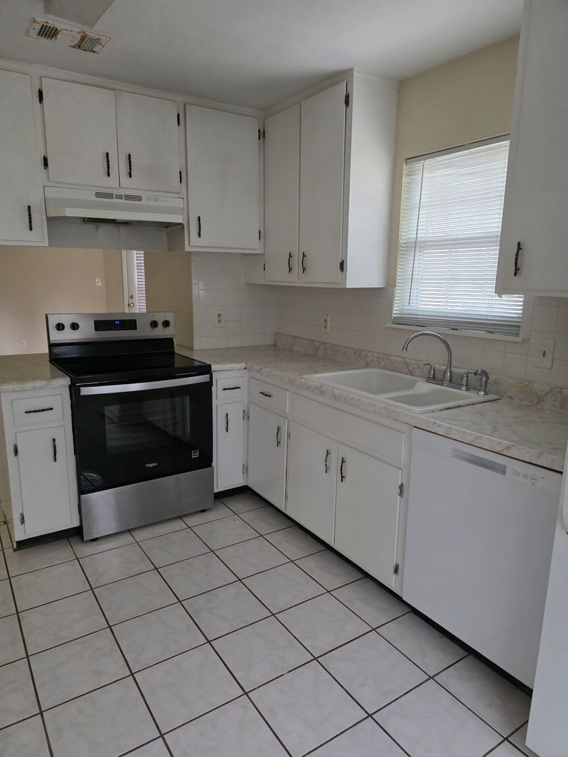 Convenient Living Near Lincoln High 3725 Sutor Court – photo 5