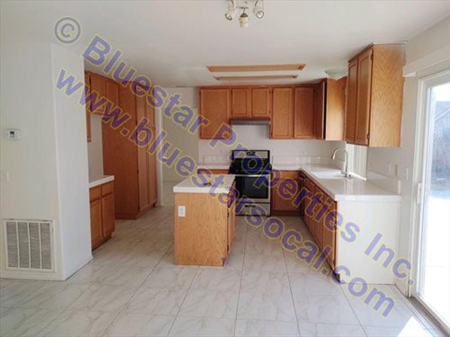 6 bedroom home! Available Now! – photo 4