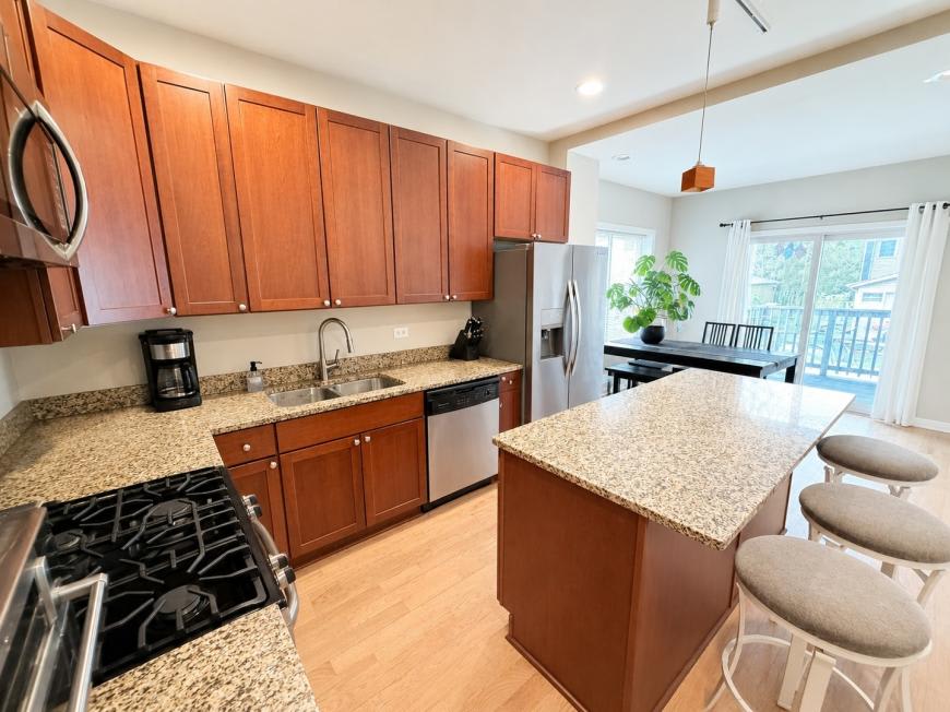 1330 West Roscoe St. – photo 4