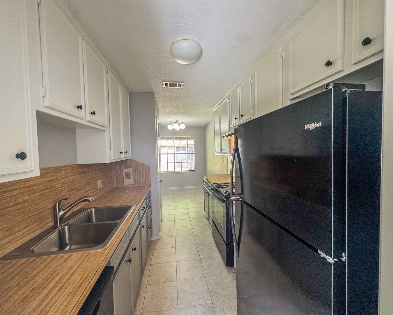 Comfortable 3BR/2BA Home in a Prime Location Near Forest Hills – photo 4
