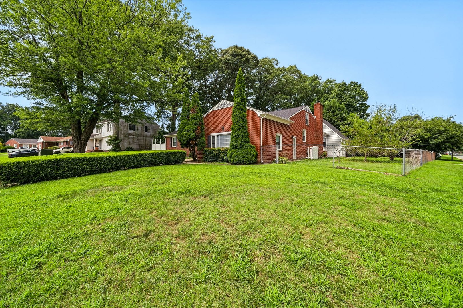 Beautifully Updated 5-Bedroom Brick Ranch on a Corner Lot – photo 4