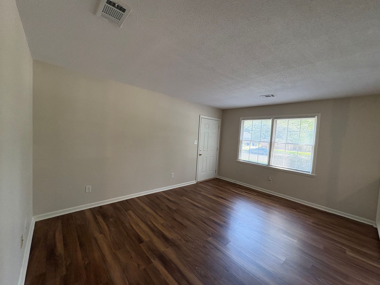 Pet Friendly 2 Bedroom, 1 Bath Duplex Close to Everything Wilmington has to Offer – photo 4