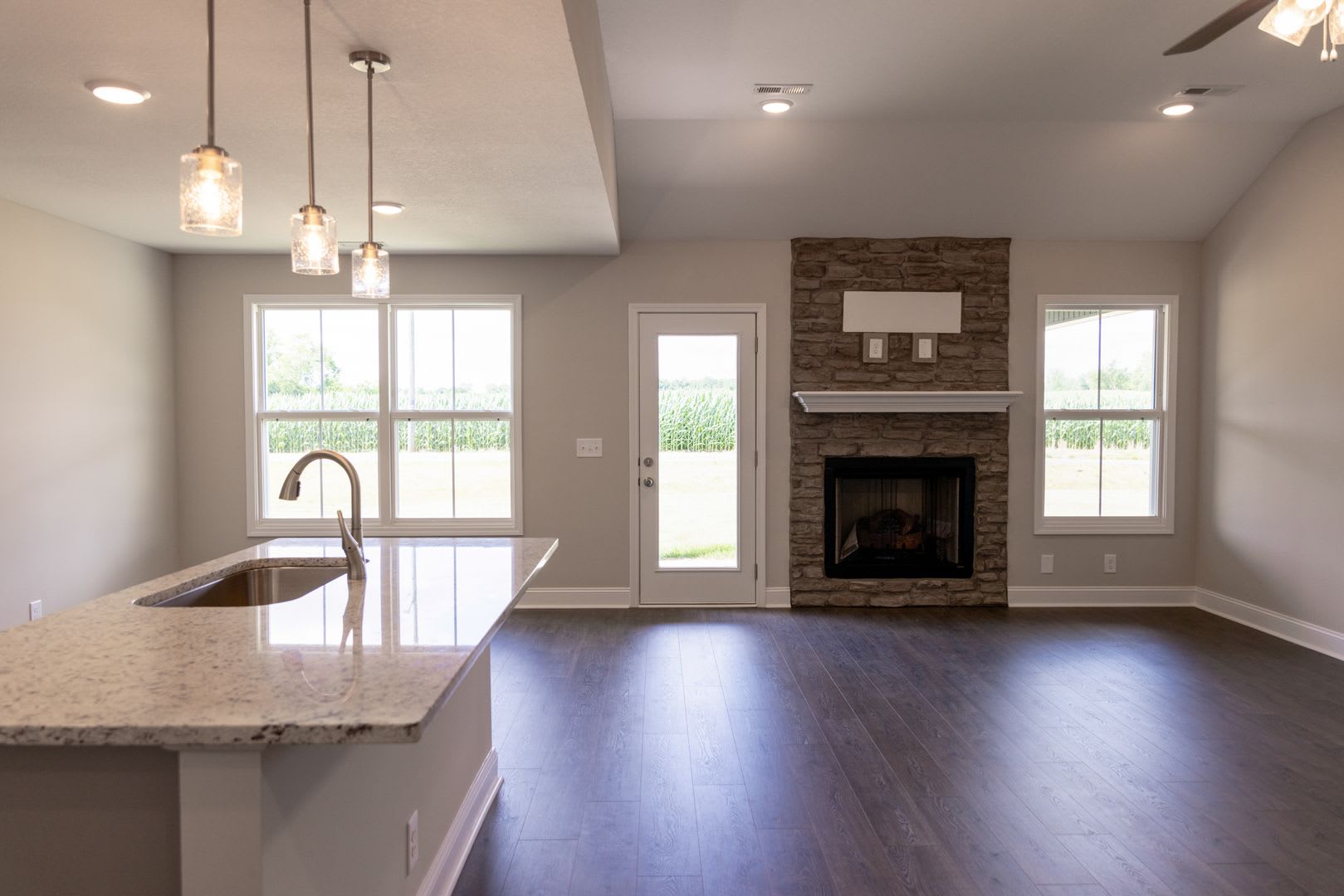 Contemporary Ranch-Style Home with Stainless Steel Appliances & Spacious Open Living – photo 5