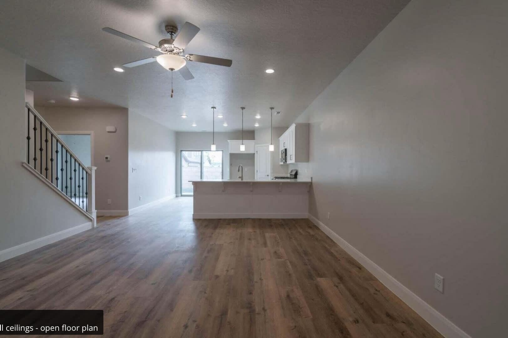 4 Br / 2.5 Bath Townhome, Like NEW! – photo 3