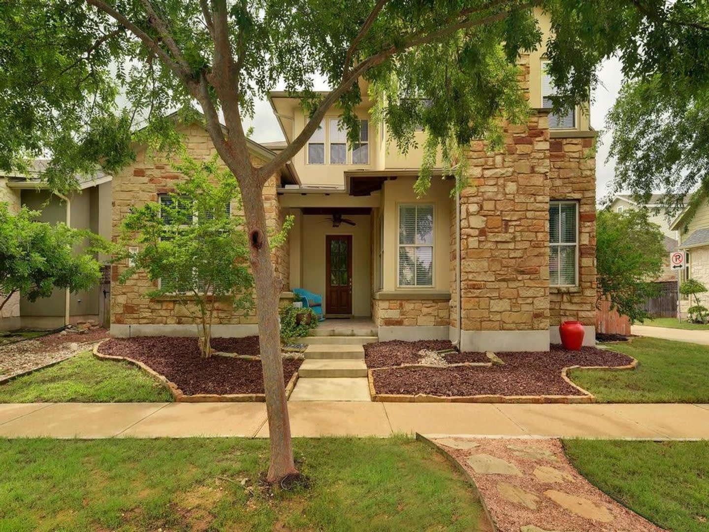Large Home in Mueller! Available for October! – photo 1