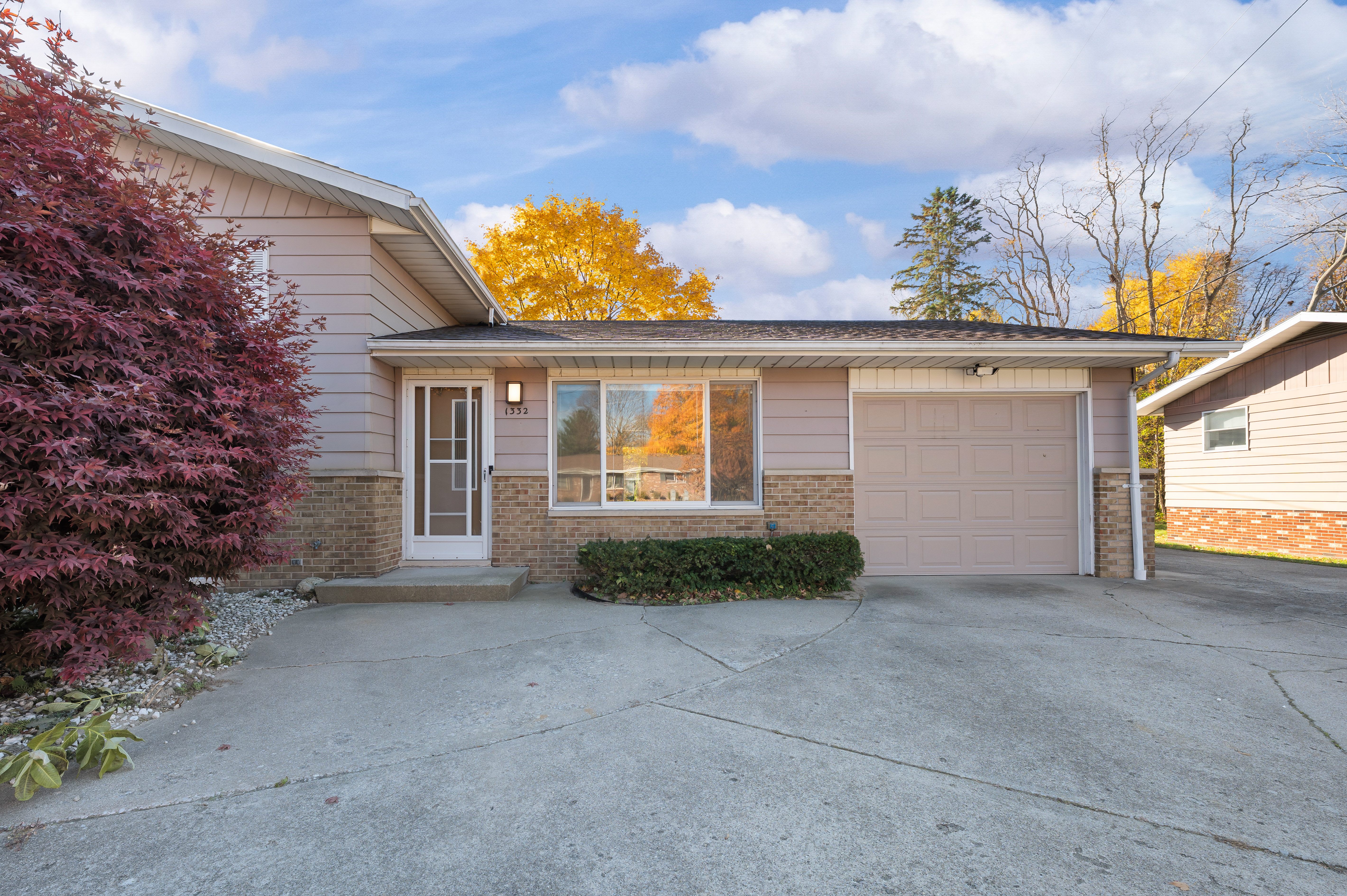 1332 W Glenlord Rd – photo 2