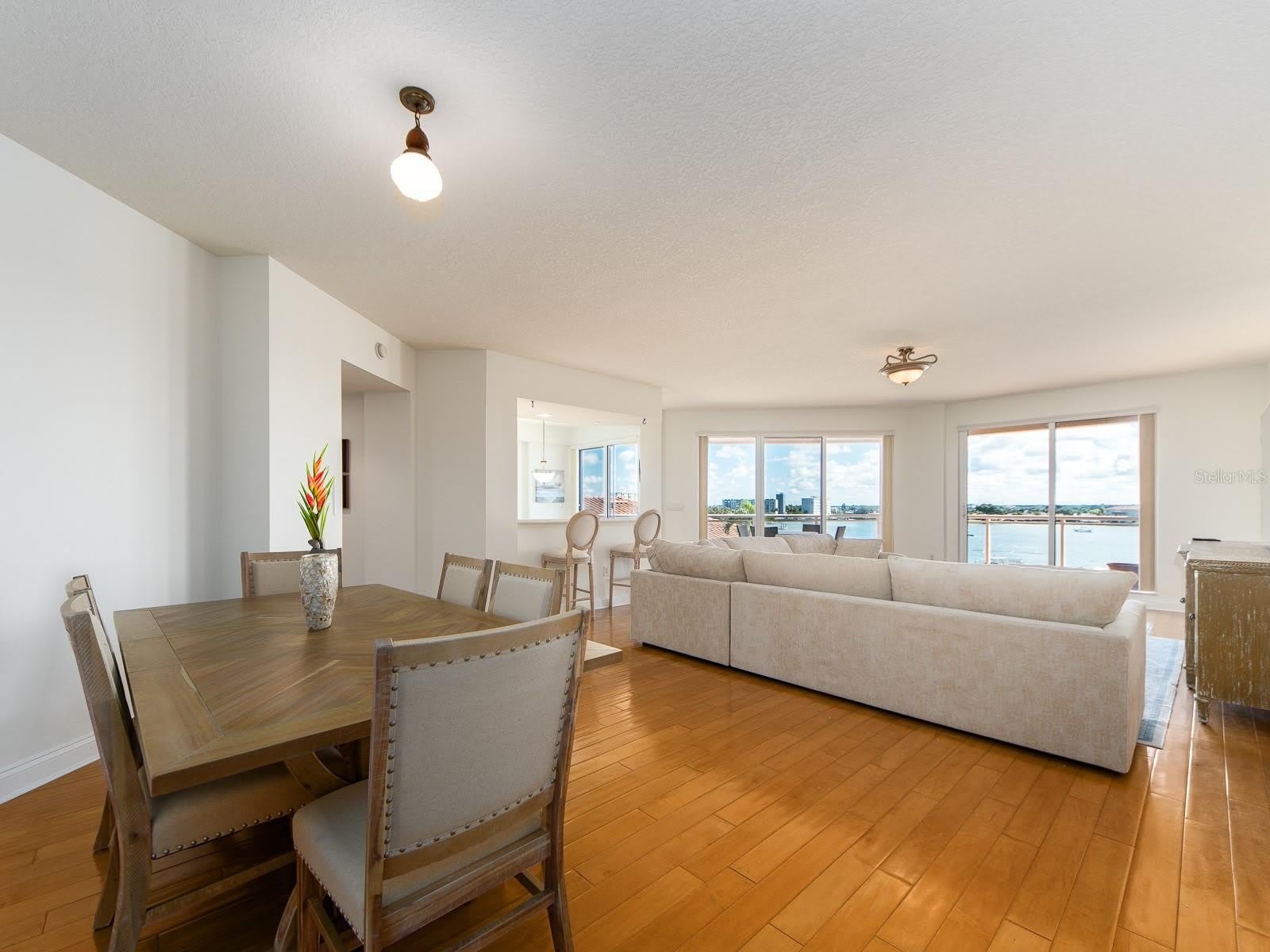 521 MANDALAY Avenue – photo 4