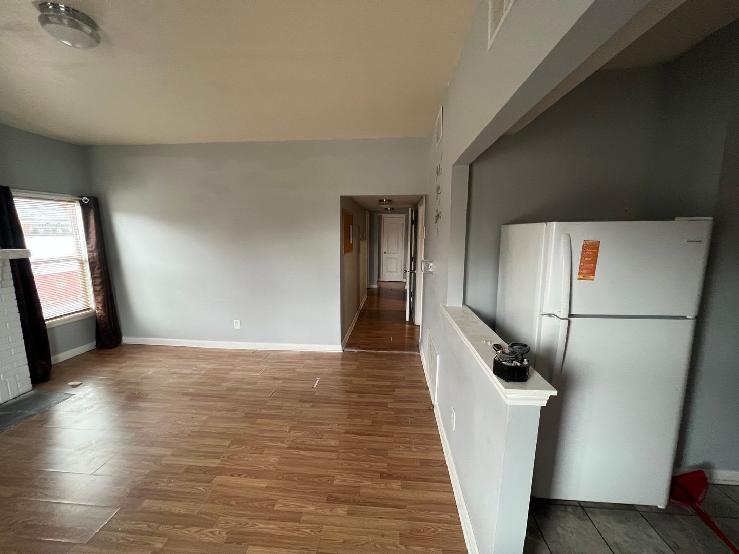 Spacious Three Bedroom Apartment In The Russell Neighborhood – photo 5
