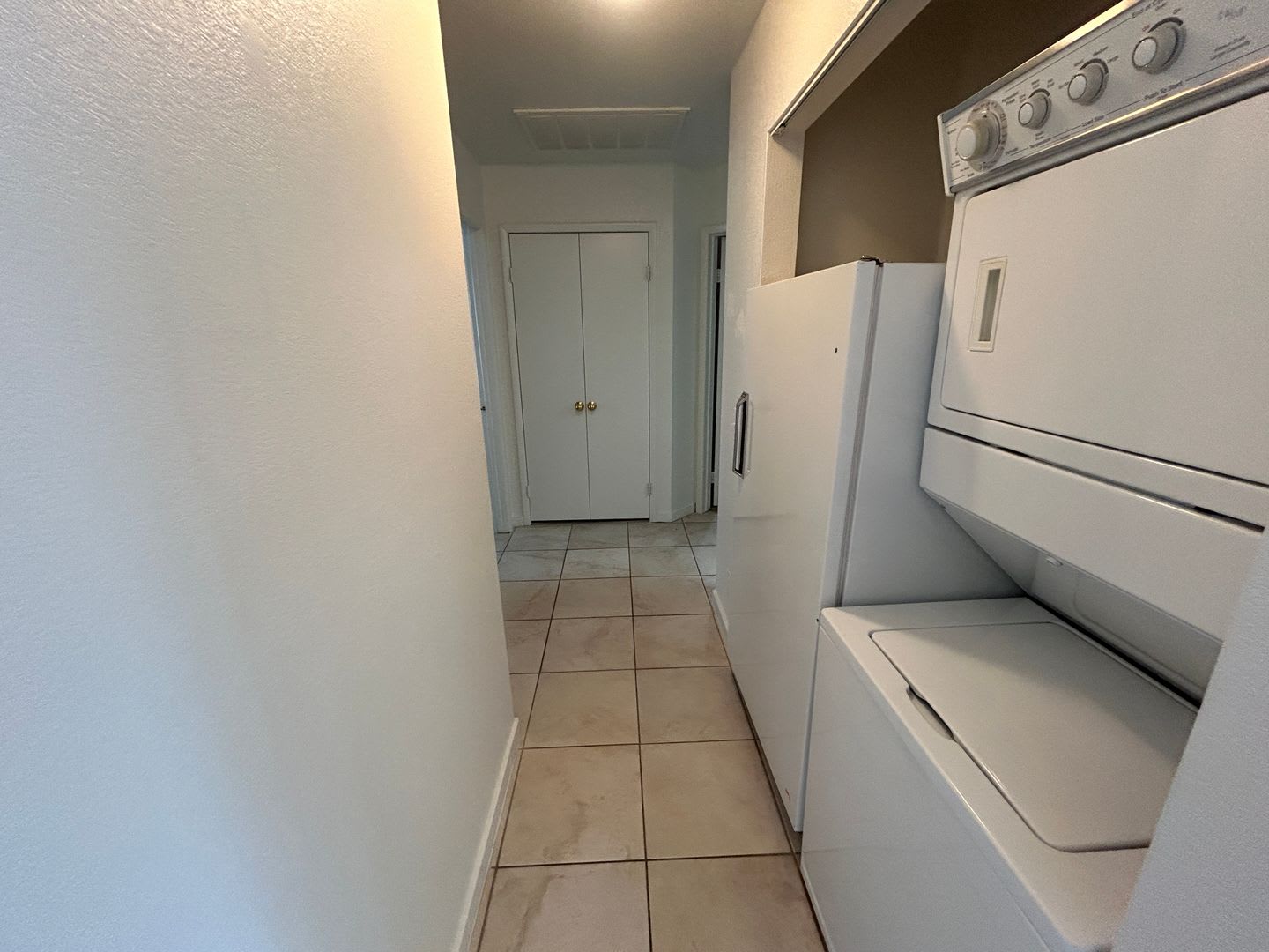 Single story with tile in most living areas. Huge backyard. – photo 5