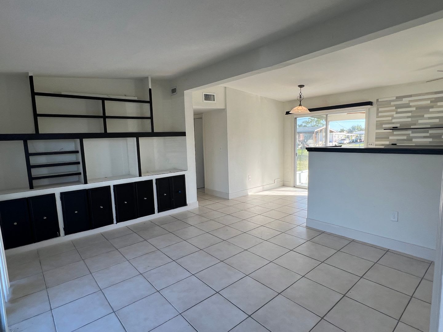 Annual 2 Bed 1 Bath Single Family Home Conveniently Located 1 295 – photo 2