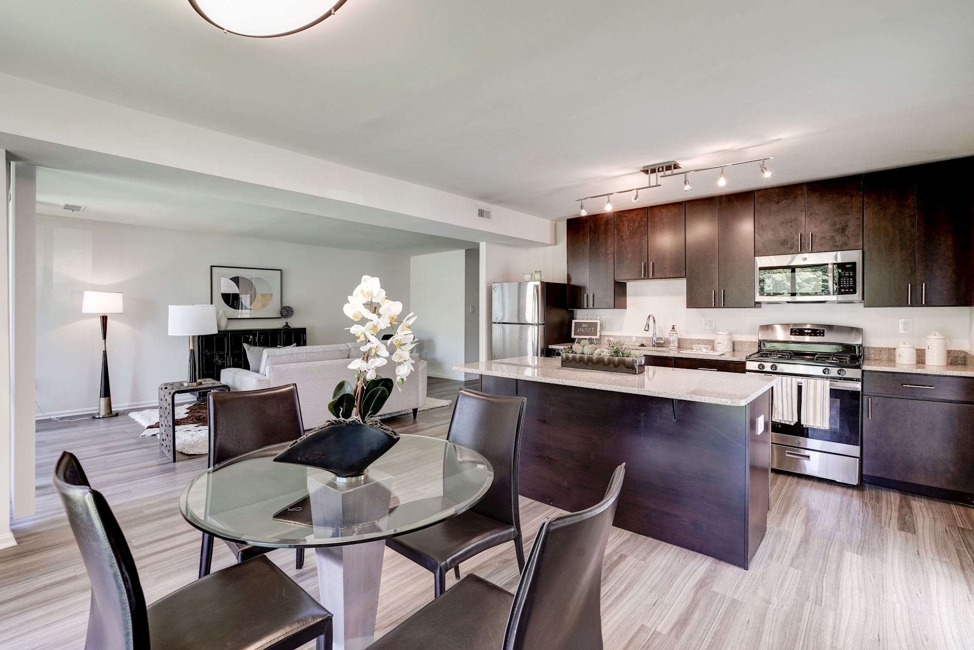 Charter Oak Apartments – photo 1