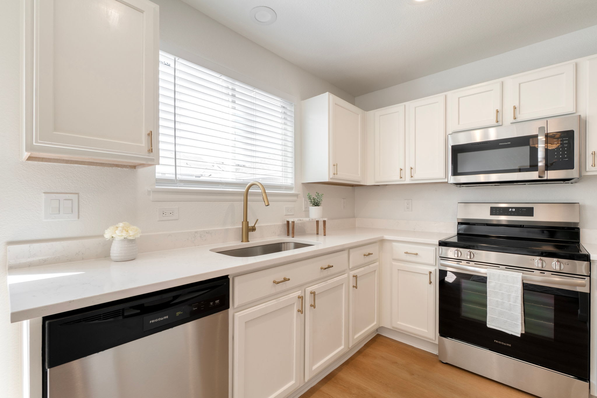 5761 Ceylon Street – photo 3