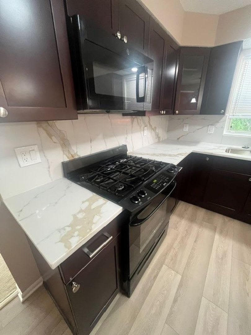 Spacious and Spectacular! 4 Bedroom home on gorgeous lot. – photo 3