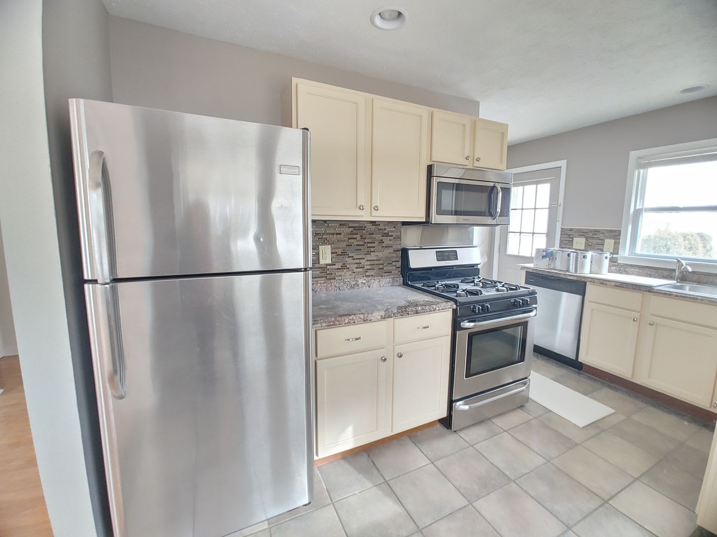 Charming 2 Bedroom 2 Bathroom House! – photo 4