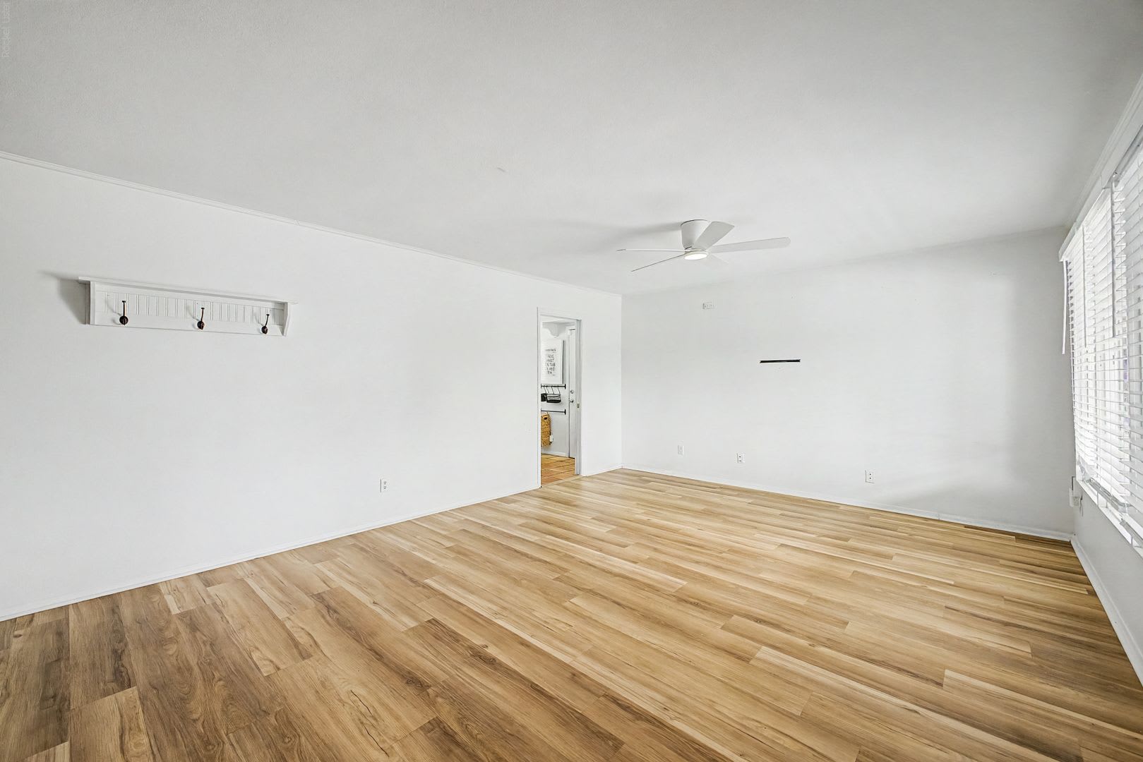 GORGEOUS 3Bed/2Bath Home w/Pool in NORTH GLEN SQUARE – photo 4