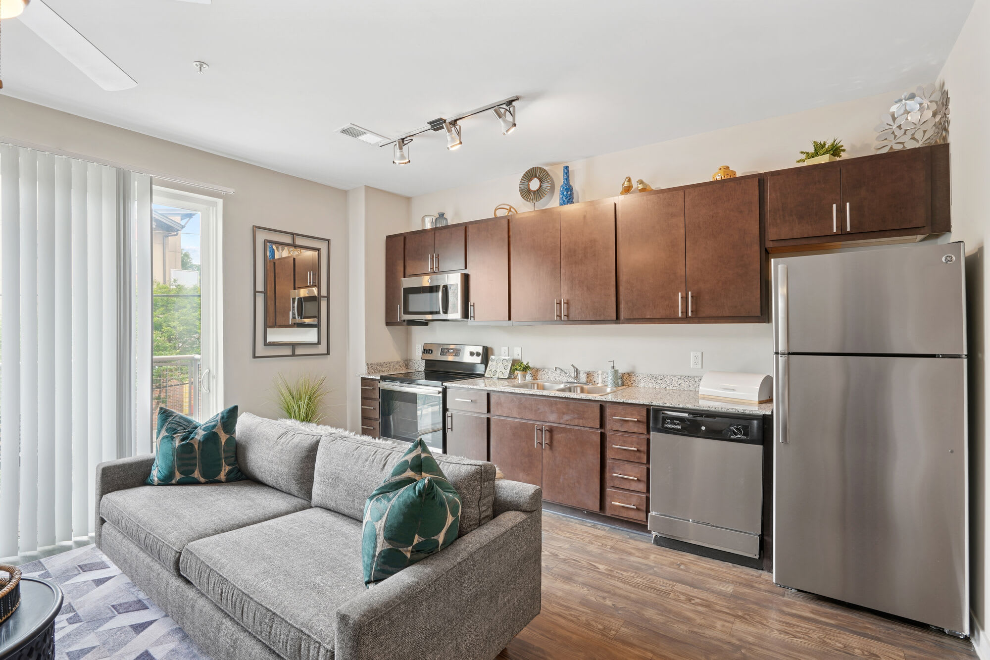 Main + Stone – photo 4