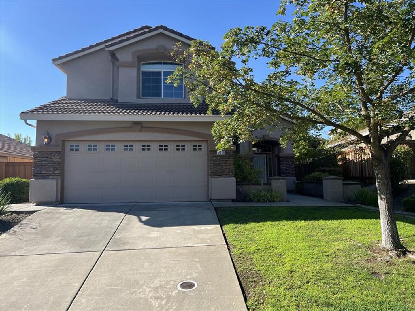 Spacious Home Near Schools, Shopping, Dining, And Freeway Access – photo 2