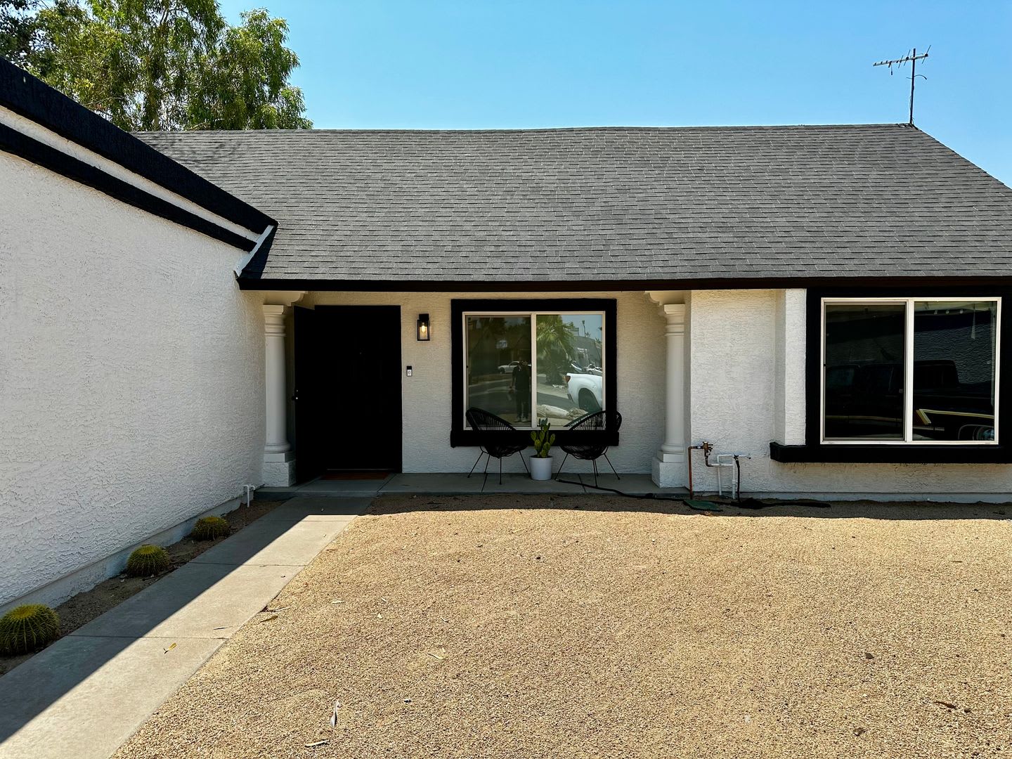 BEAUTIFULLY UPGRADED HOME WITH A HUGE RESORT-LIKE BACKYARD IN GLENDALE – photo 2