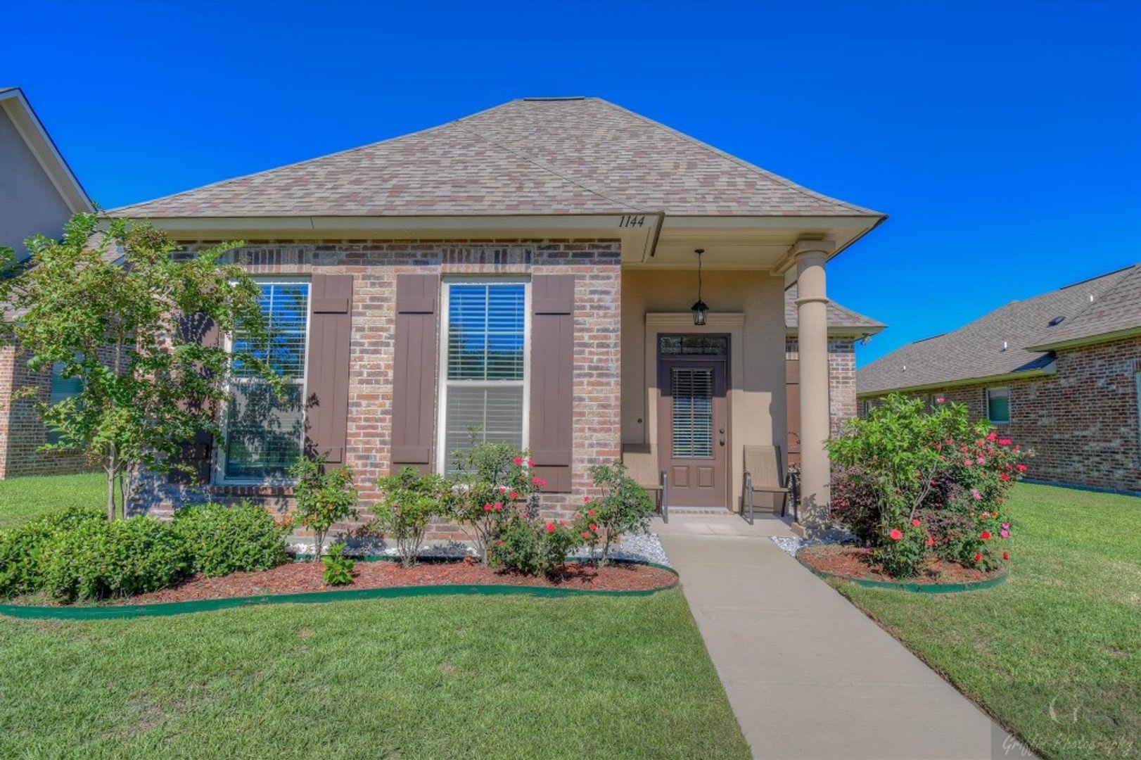 3 2 1842 Sqft 2304 95 Per Month 1144 Island Park Blvd – photo 1