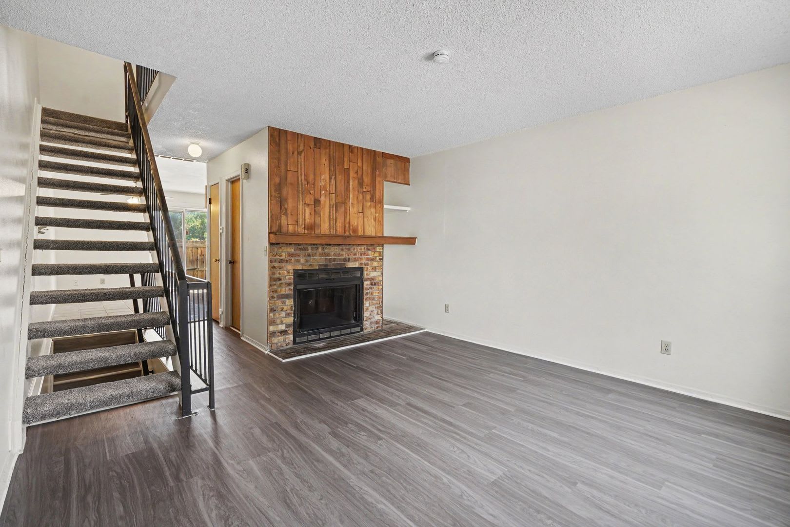 2 Bedroom 1 5 Bathroom Townhome With In Unit Laundry Private Patio Move In Special – photo 5