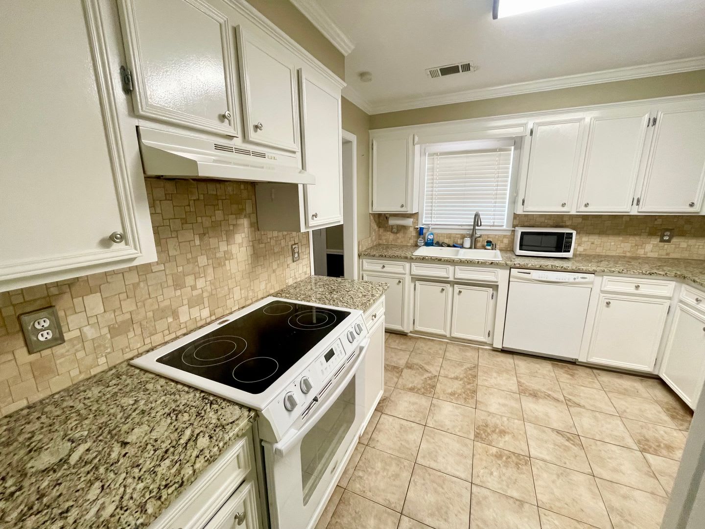 *REDUCED PRICE*Charming 3 Bedroom Home in Madison – Bonus Room & Large Private Backyard! – photo 5