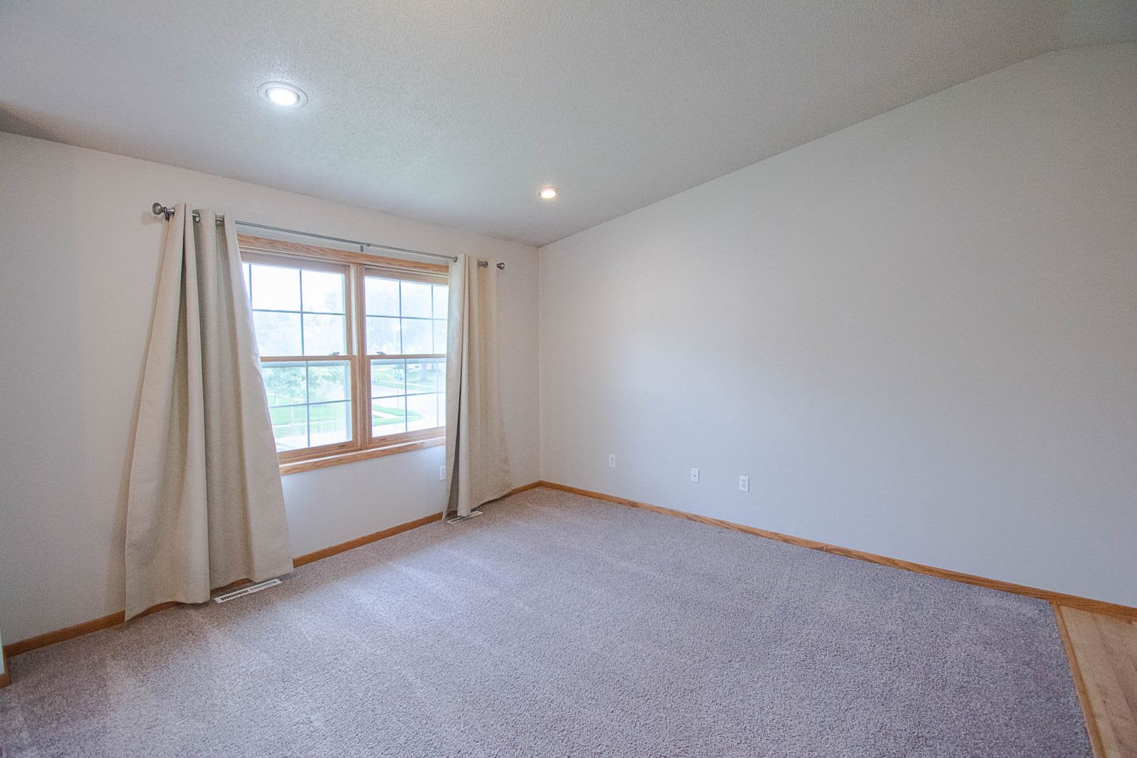 4 Bedroom Home With Fenced Yard Garage Dog Friendly – photo 2