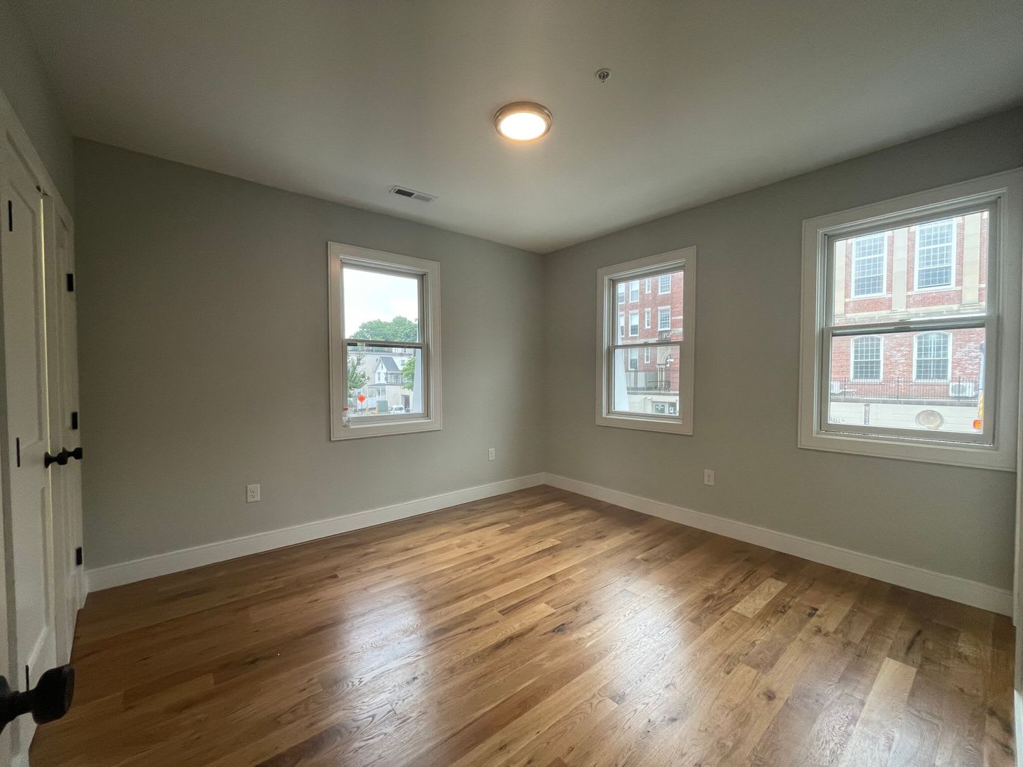 Charming 4 Bedroom- No Broker Fee – photo 5