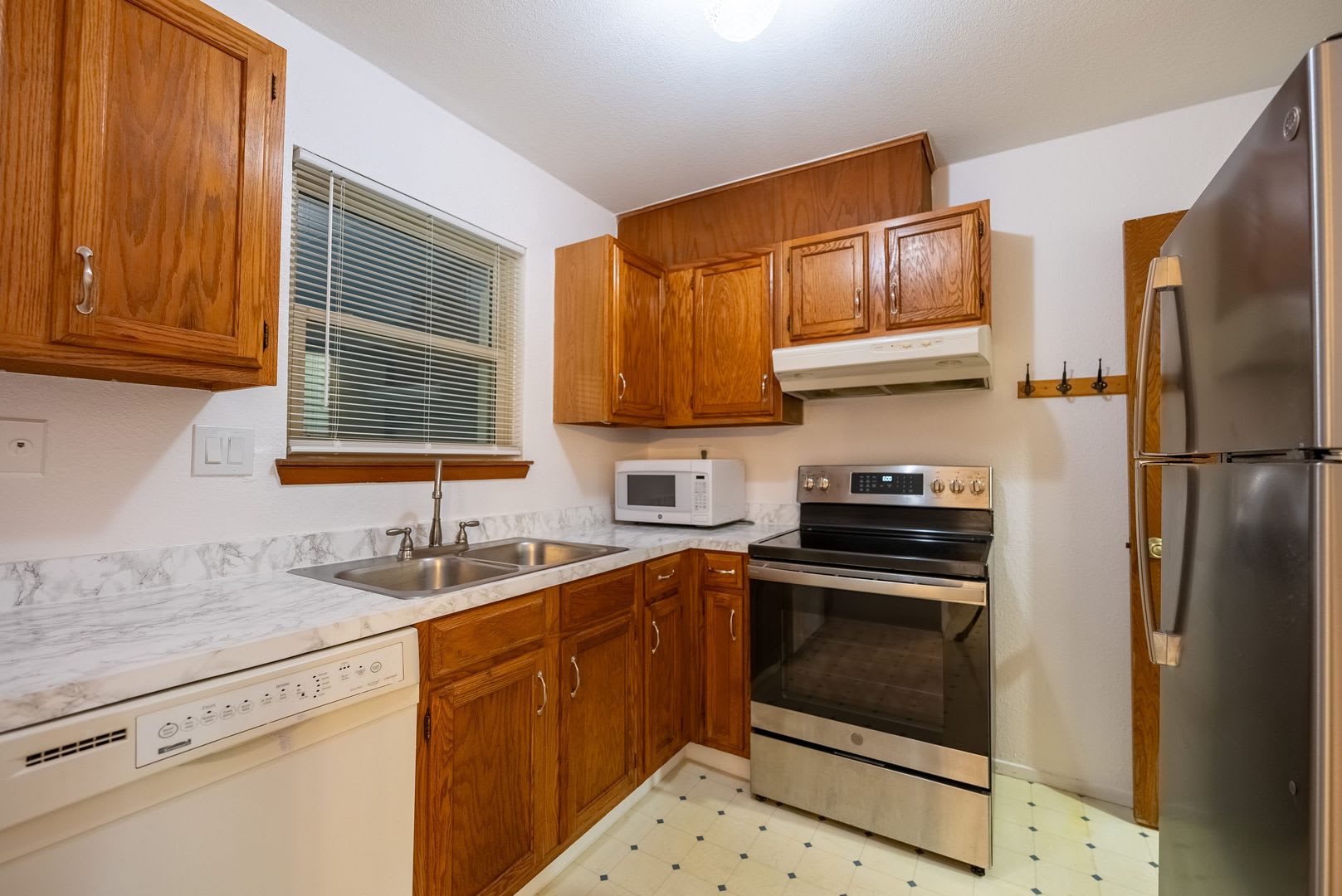 Beautiful 2 Bedrooms, 1.5 BathroomS home in Gateway Condominiums!!! – photo 5