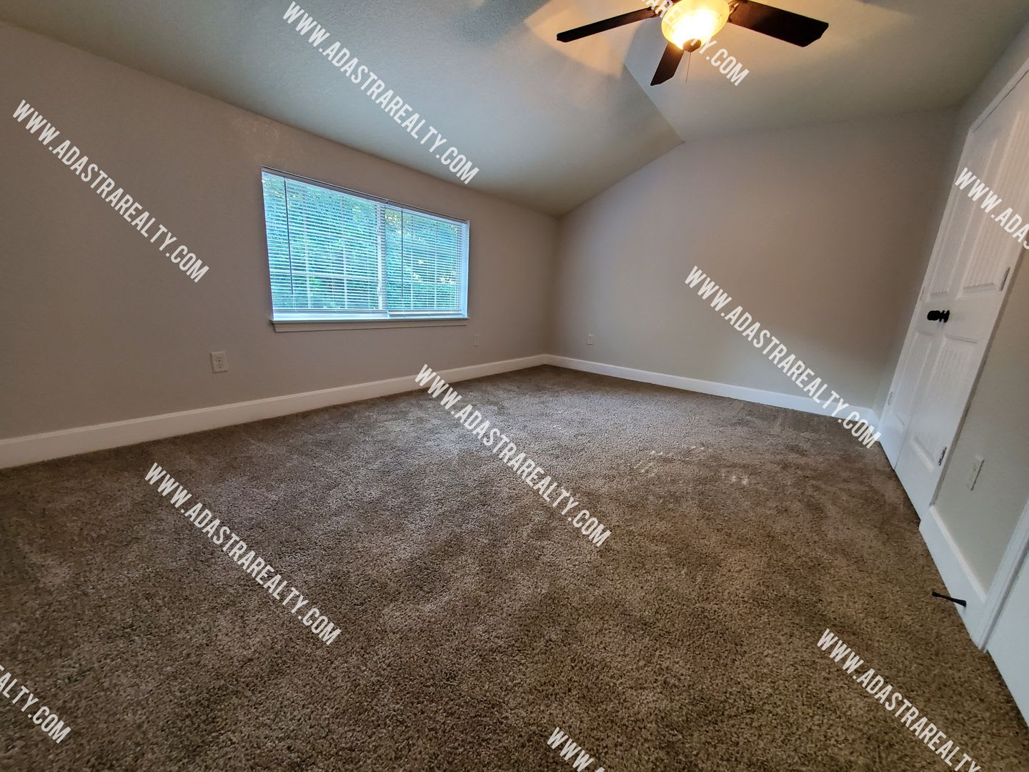 Gorgeous 3 Bedroom 2 Bath Townhome In North Kcmo Coming Soon – photo 5